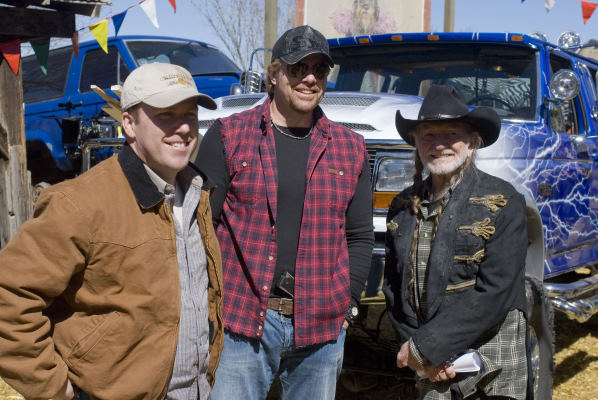 Still of Willie Nelson, Toby Keith and Rodney Carrington in Beer for My Horses (2008)