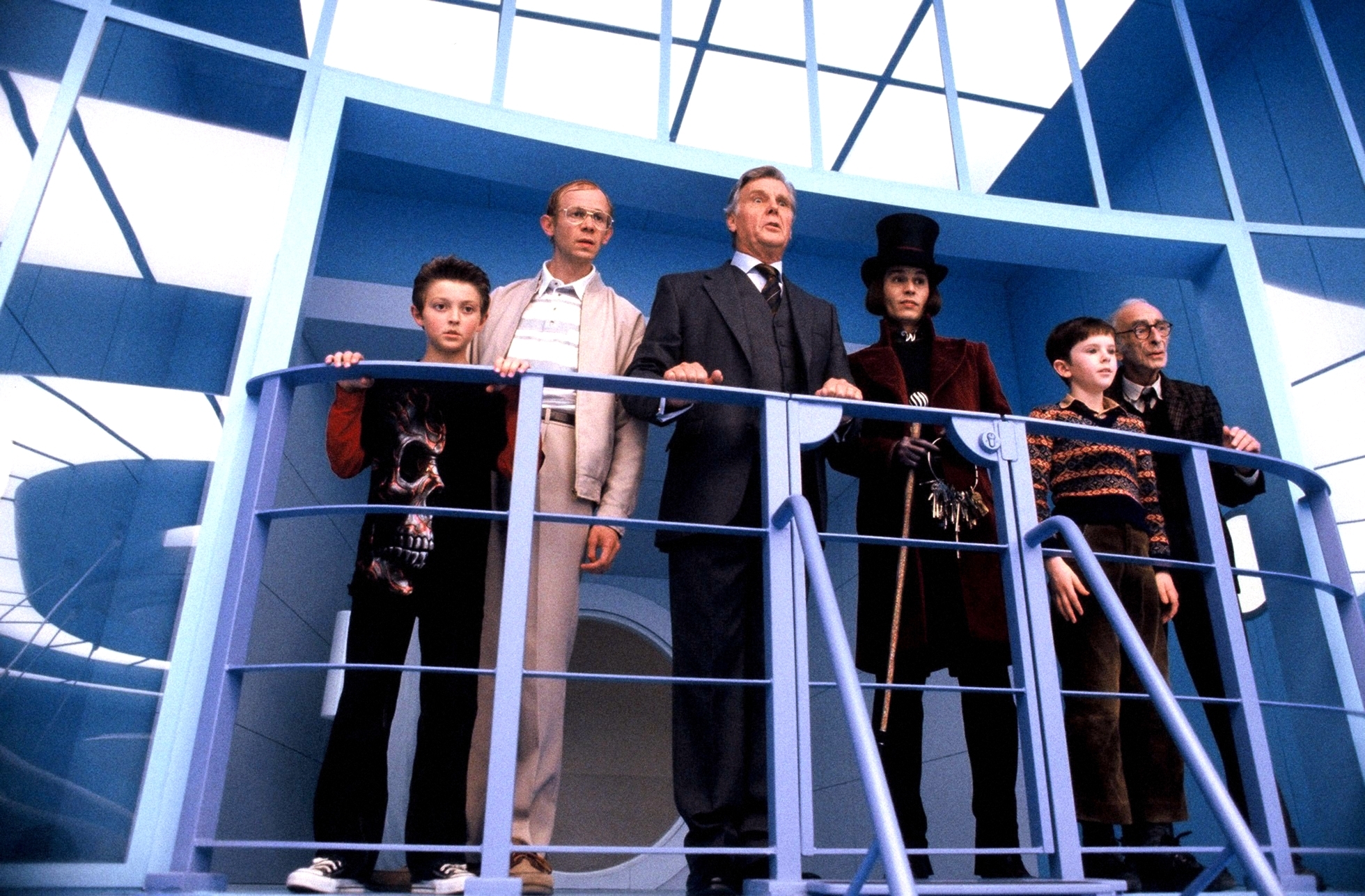 Still of Johnny Depp, James Fox, Adam Godley, Freddie Highmore, David Kelly and Jordan Fry in Carlis ir sokolado fabrikas (2005)