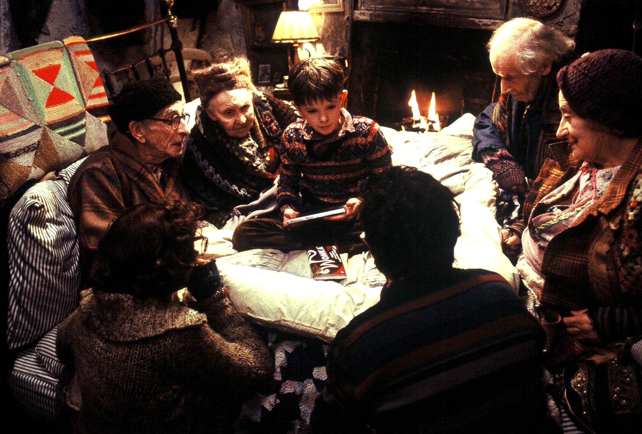 Still of Helena Bonham Carter, Freddie Highmore, David Kelly, Noah Taylor and Eileen Essell in Carlis ir sokolado fabrikas (2005)