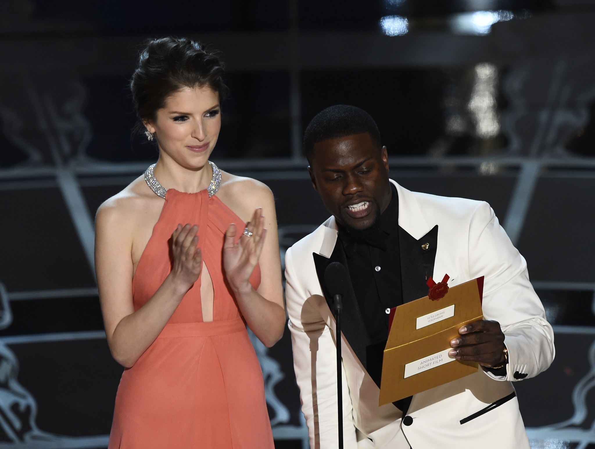 Kevin Hart and Anna Kendrick at event of The Oscars (2015)