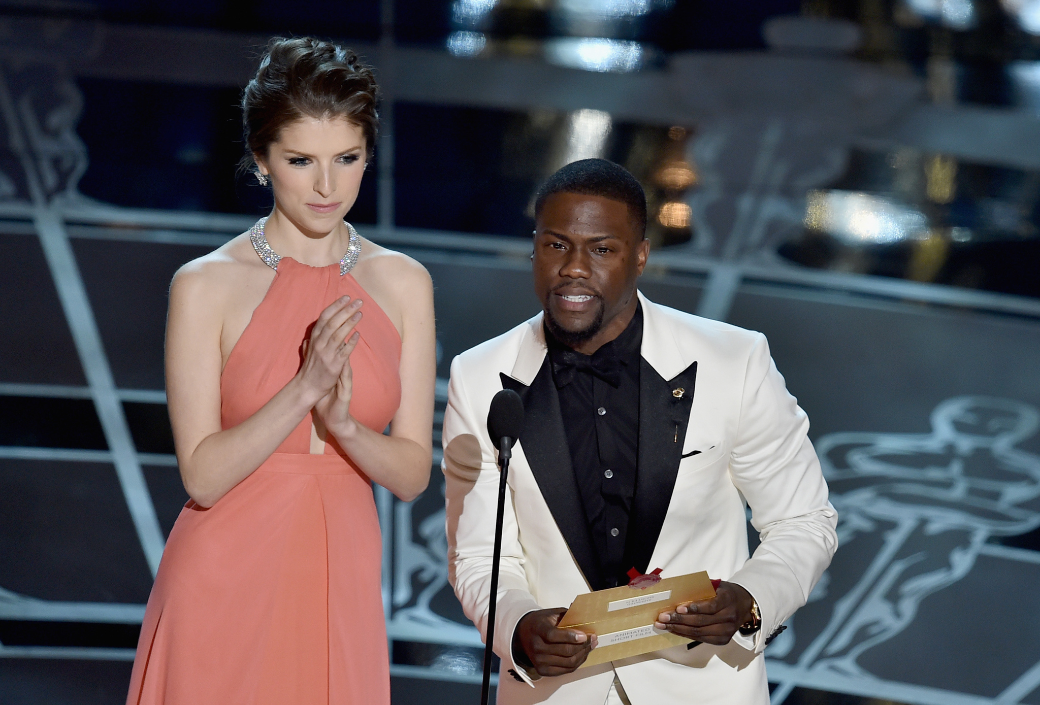 Kevin Hart and Anna Kendrick at event of The Oscars (2015)