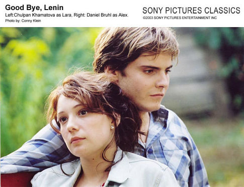 Still of Daniel Brühl and Chulpan Khamatova in Sudie, Leninai! (2003)