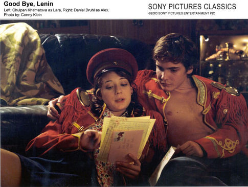 Still of Daniel Brühl and Chulpan Khamatova in Sudie, Leninai! (2003)