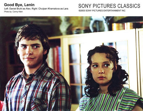 Still of Daniel Brühl and Chulpan Khamatova in Sudie, Leninai! (2003)