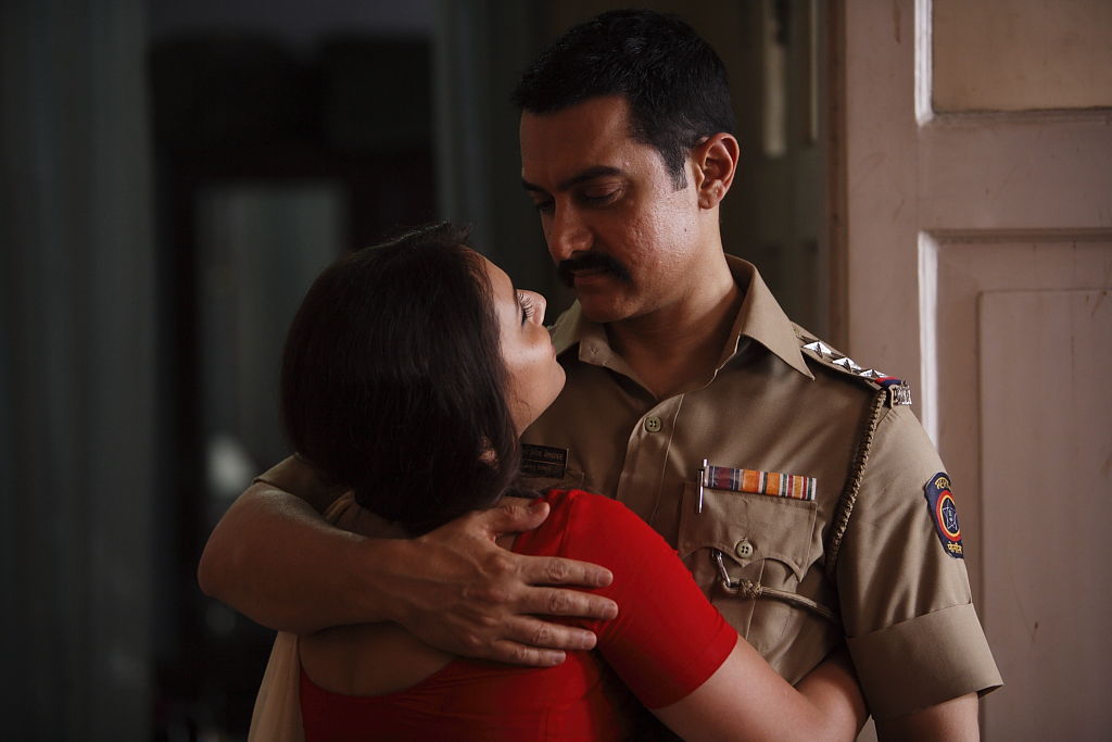 Still of Aamir Khan and Rani Mukerji in Talaash (2012)