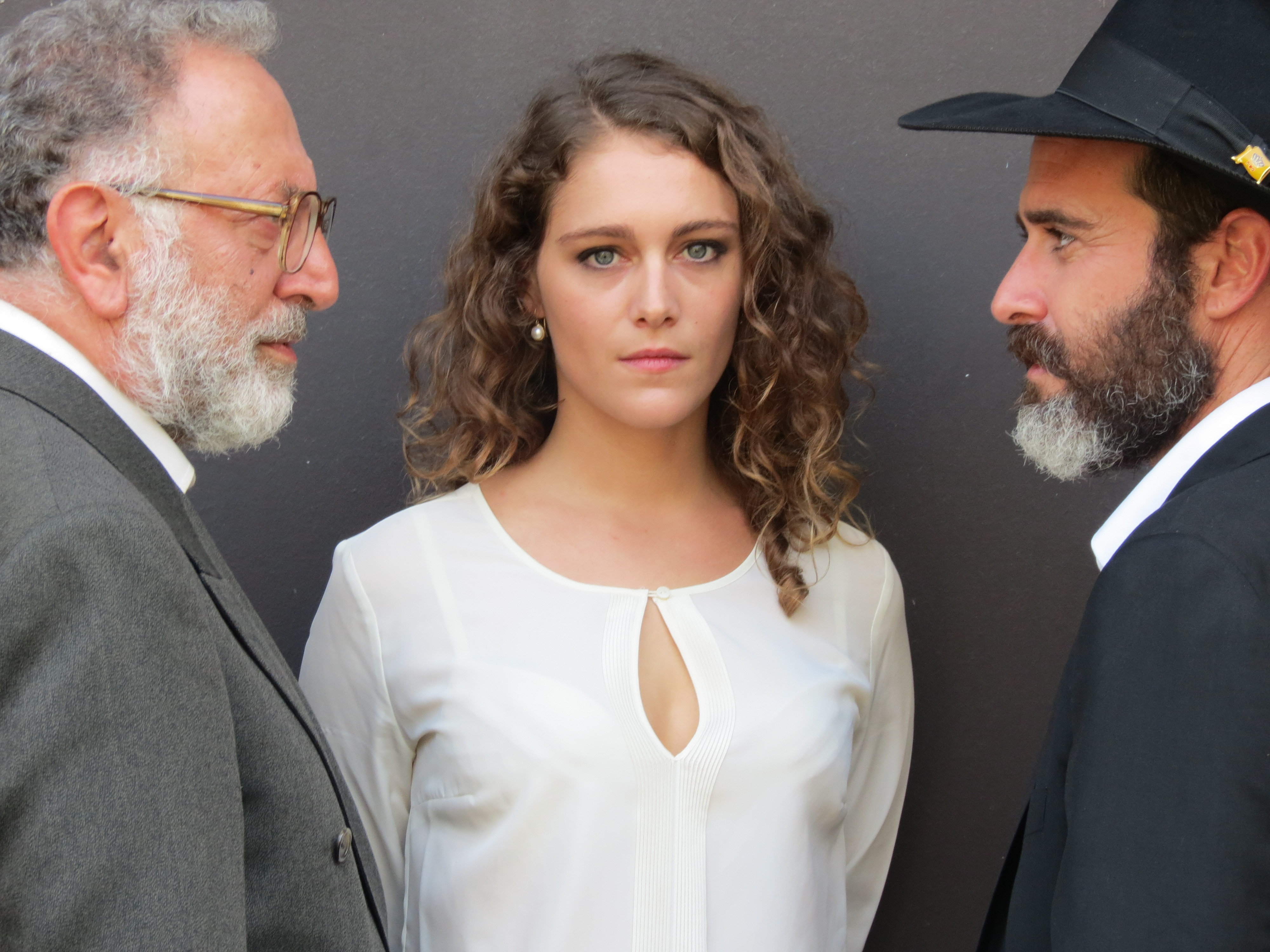 Makram Khoury, Zohar Shtrauss and Ariane Labed in Magic Men (2014)