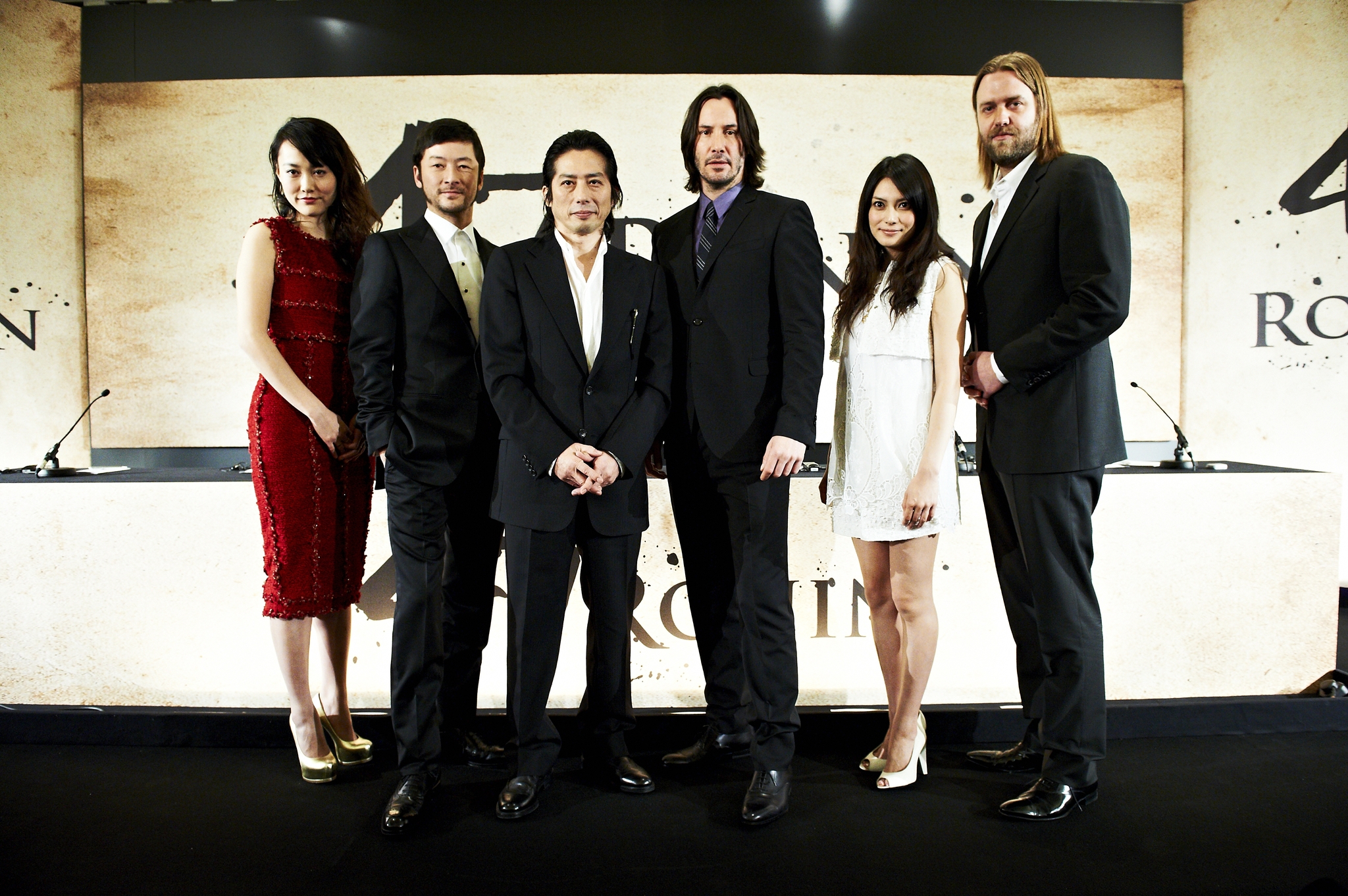 Keanu Reeves, Tadanobu Asano, Rinko Kikuchi, Carl Rinsch, Hiroyuki Sanada and Ko Shibasaki in 47 Roninai (2013)