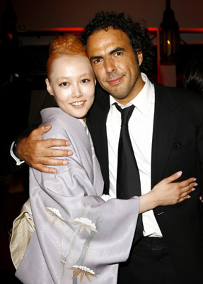 Alejandro González Iñárritu and Rinko Kikuchi at event of Babelis (2006)