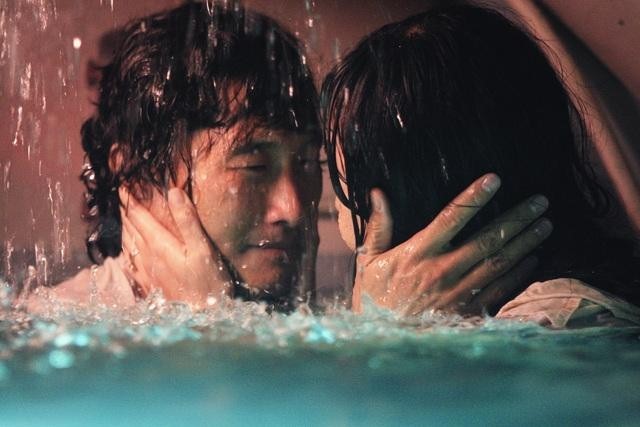 Still of Daniel Dae Kim and Yunjin Kim in Dinge (2004)