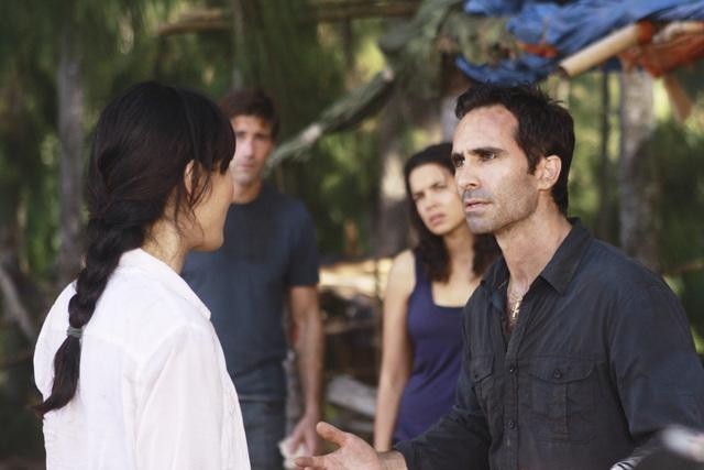 Still of Nestor Carbonell, Yunjin Kim and Zuleikha Robinson in Dinge (2004)