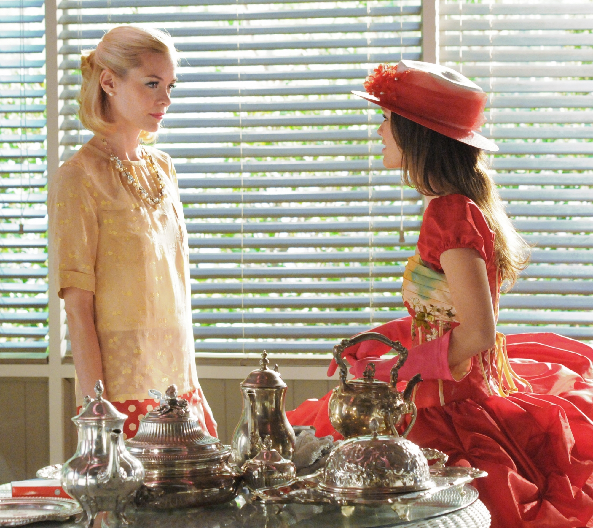 Still of Jaime King and Rachel Bilson in Hart of Dixie (2011)