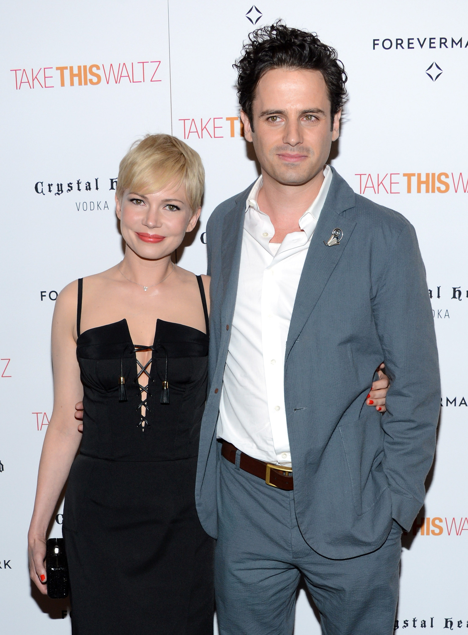 Luke Kirby and Michelle Williams at event of Take This Waltz (2011)