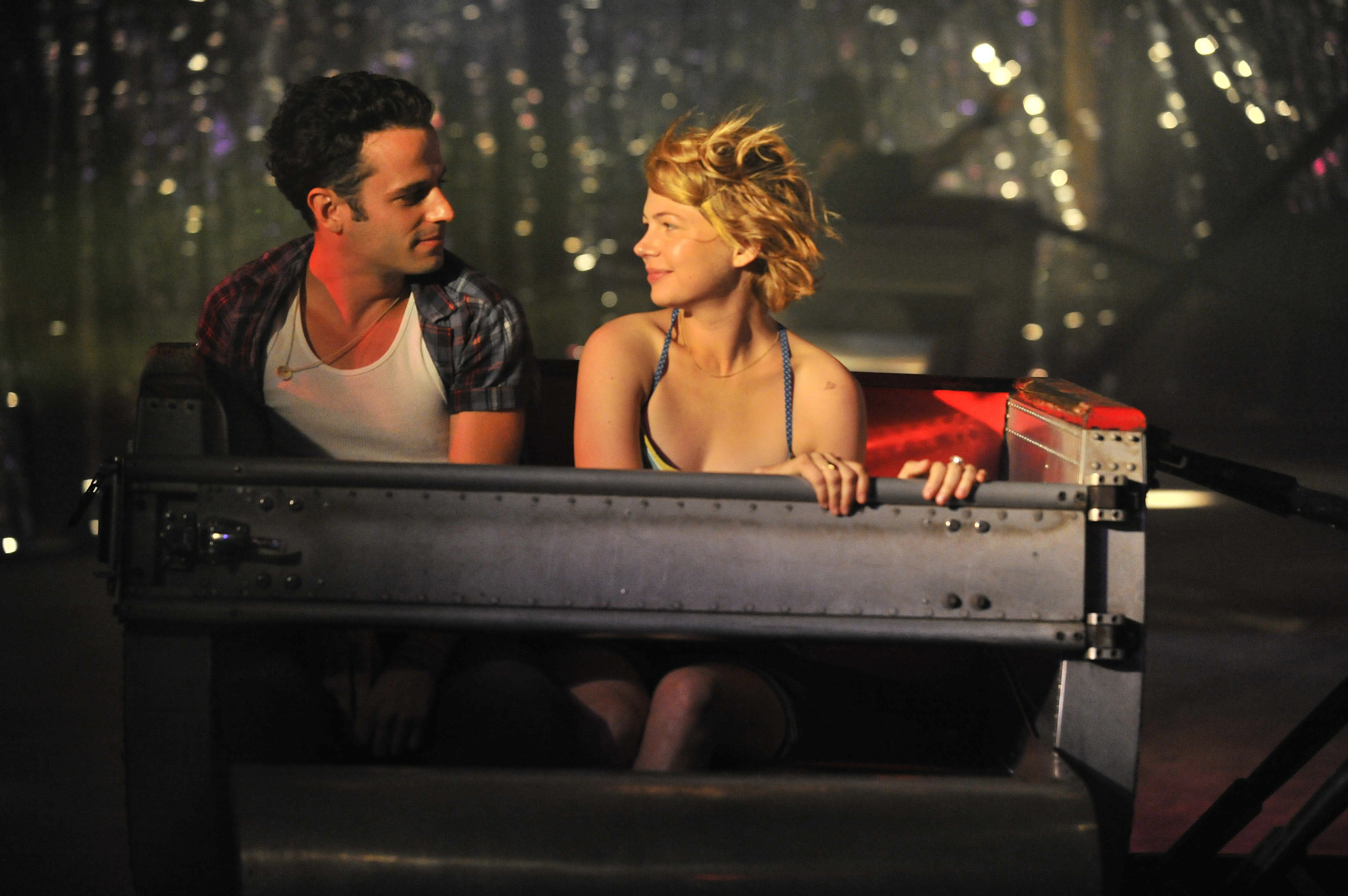 Still of Luke Kirby and Michelle Williams in Take This Waltz (2011)