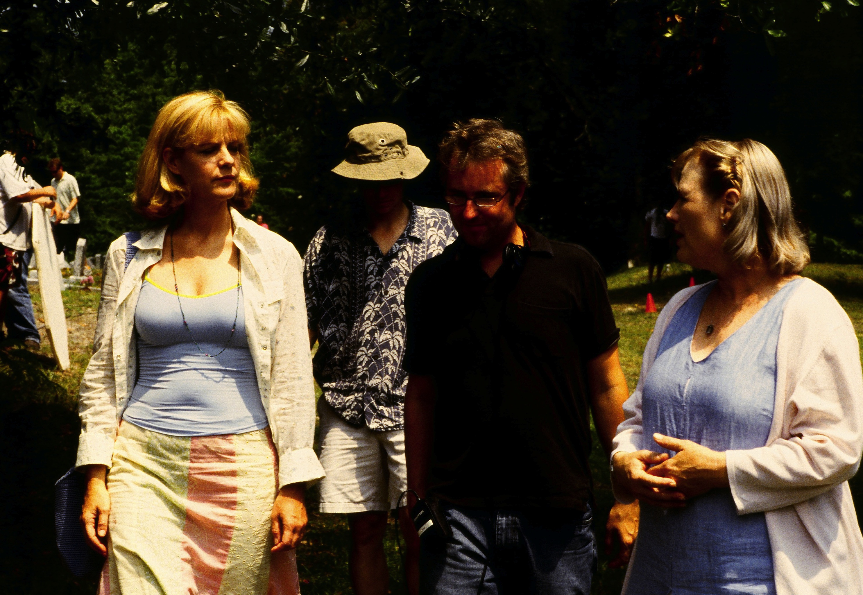 Tim Kirkman (center) directs Bonnie Hunt and Tess Harper in LOGGERHEADS.