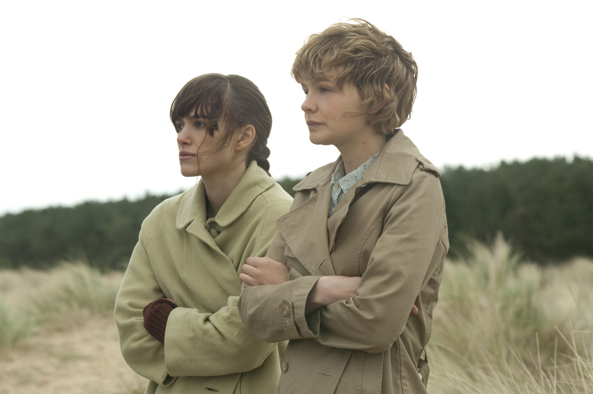 Still of Keira Knightley and Carey Mulligan in Never Let Me Go (2010)