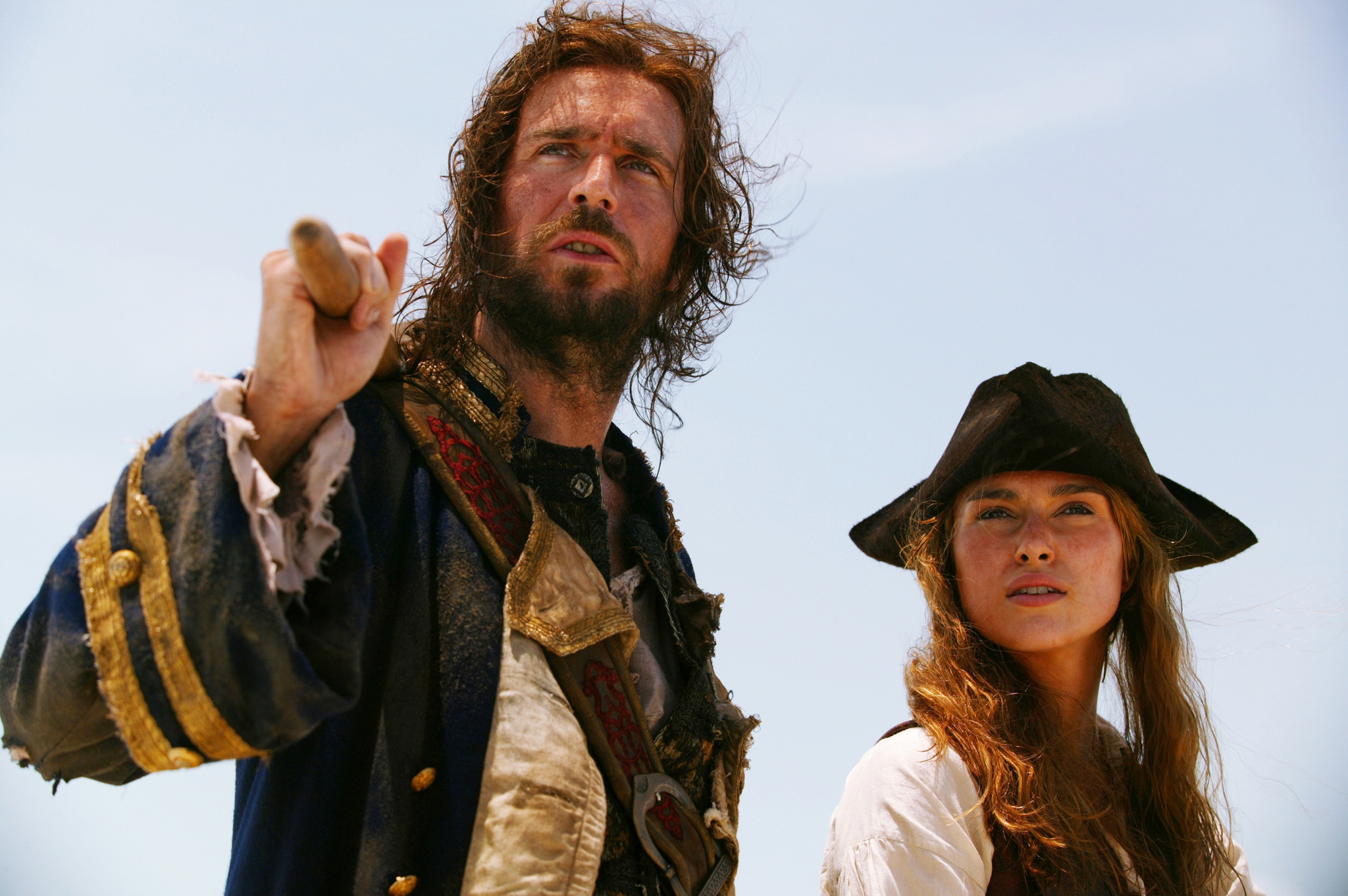 Still of Jack Davenport and Keira Knightley in Karibu piratai: numirelio skrynia (2006)