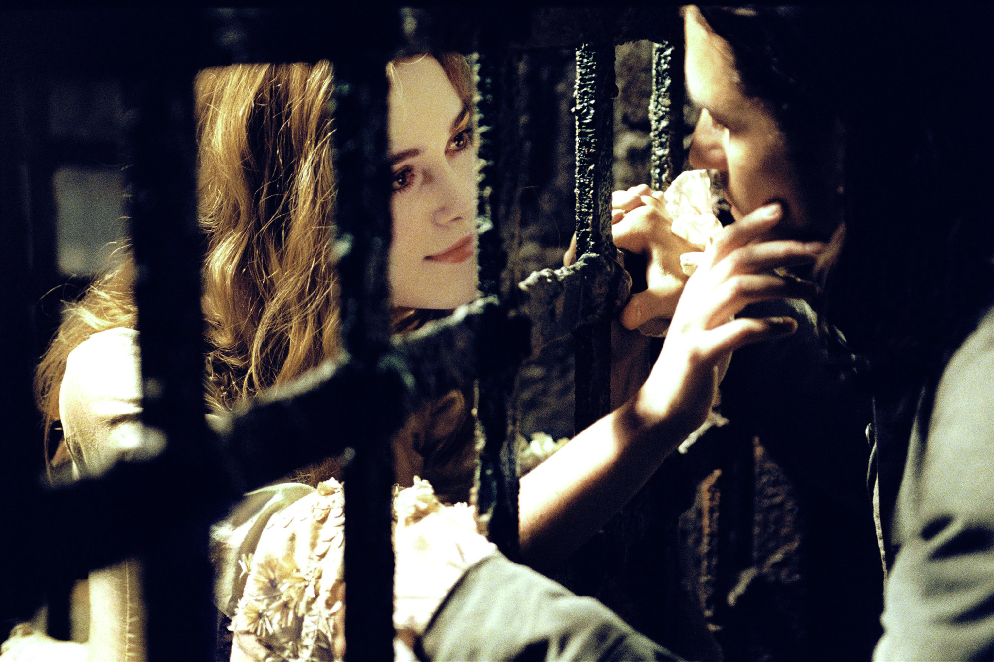 Still of Orlando Bloom and Keira Knightley in Karibu piratai: numirelio skrynia (2006)