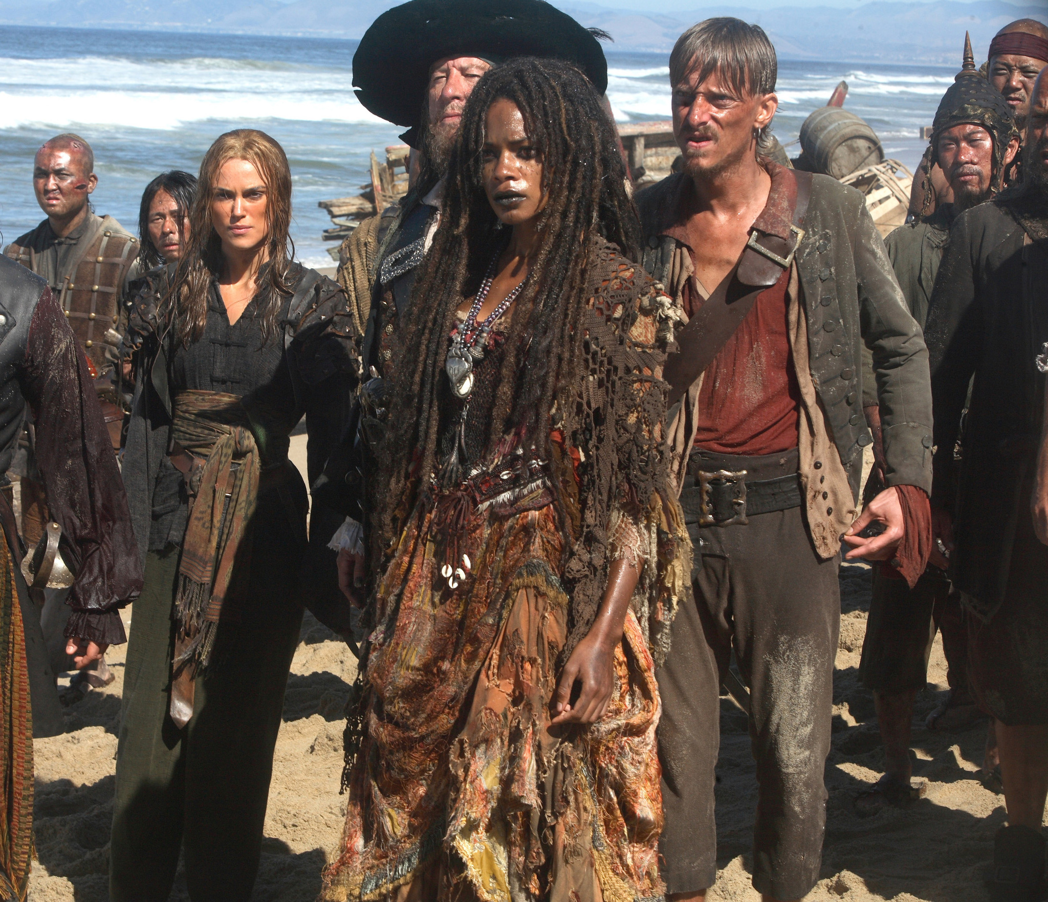 Still of Geoffrey Rush, Mackenzie Crook, Naomie Harris and Keira Knightley in Karibu piratai: pasaulio pakrasty (2007)