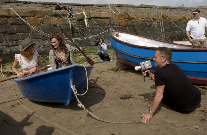 Still of Keira Knightley and Sienna Miller in Meiles riba (2008)