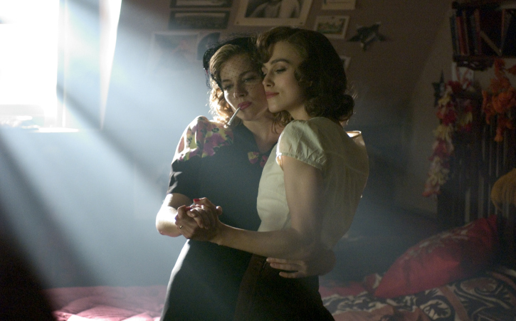 Still of Keira Knightley and Sienna Miller in Meiles riba (2008)