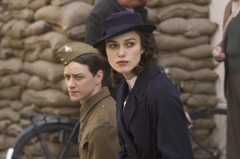 Still of Keira Knightley and James McAvoy in Atonement (2007)