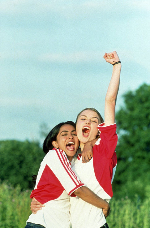 Still of Keira Knightley and Parminder Nagra in Bend It Like Beckham (2002)