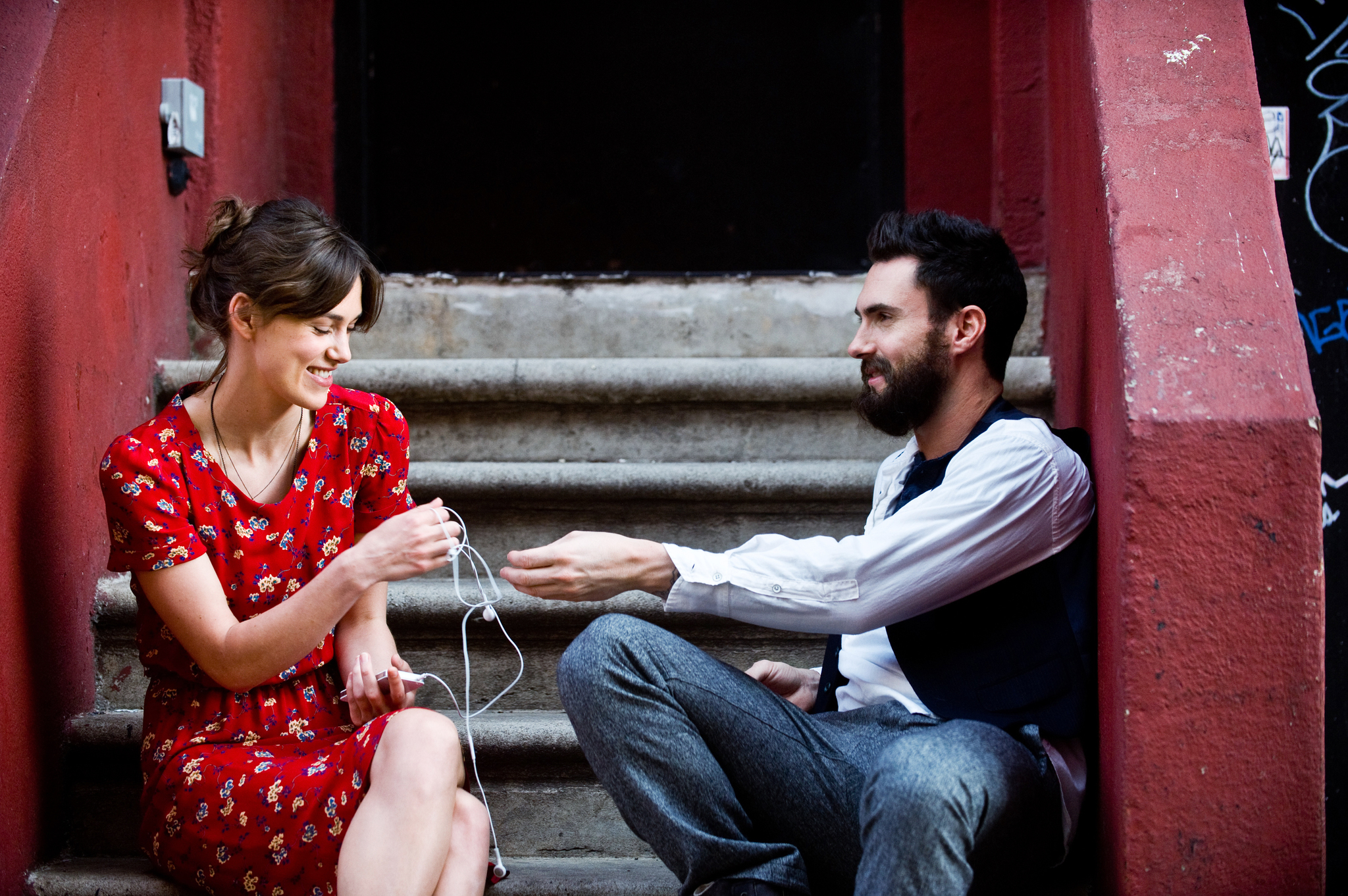 Still of Keira Knightley and Adam Levine in Dar karta, is naujo (2013)