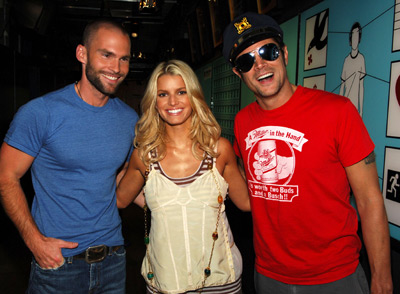 Seann William Scott, Jessica Simpson and Johnny Knoxville at event of Total Request Live (1999)