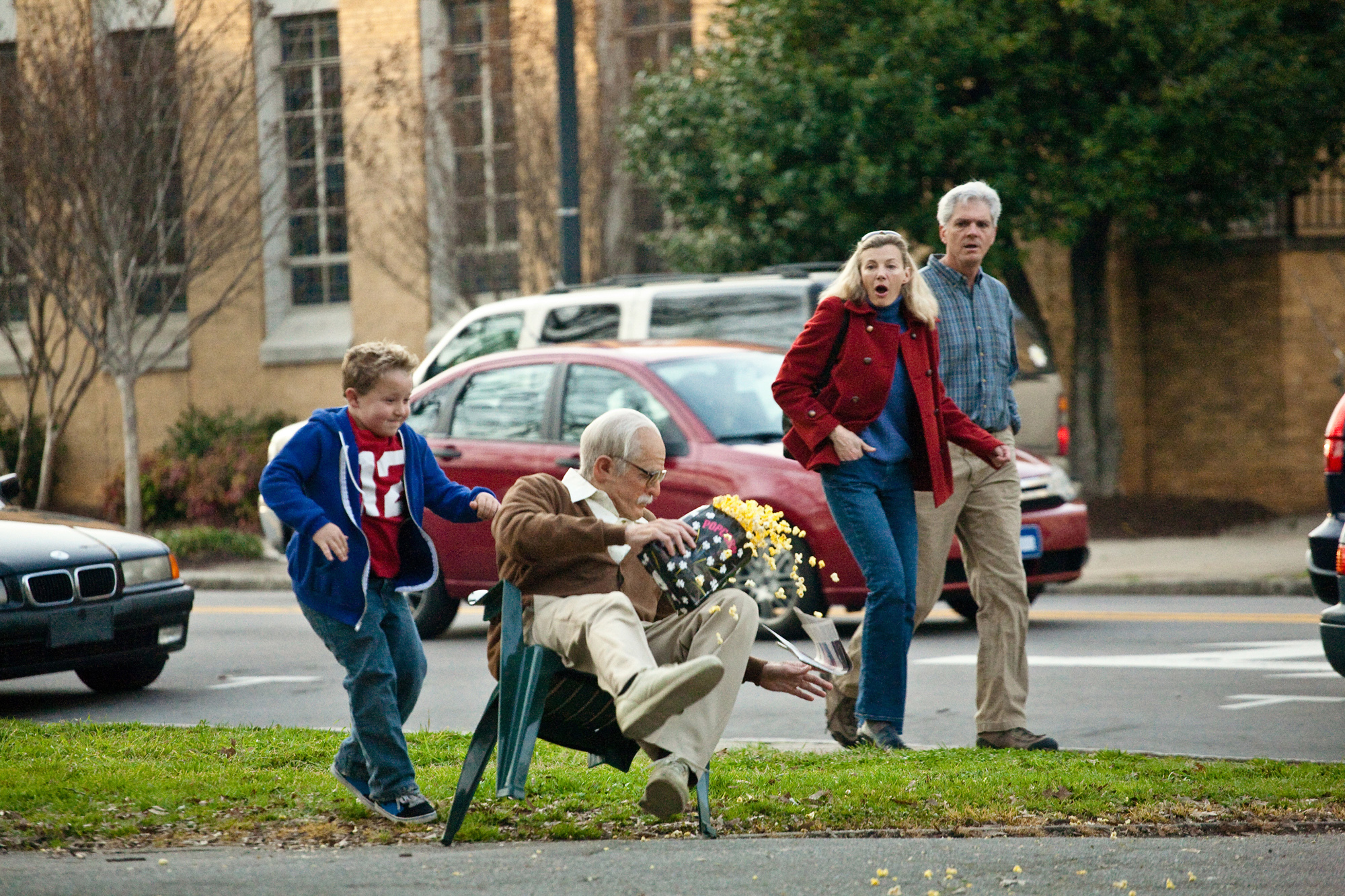 Still of Johnny Knoxville and Jackson Nicoll in Jackass pristato: Blogas senelis (2013)