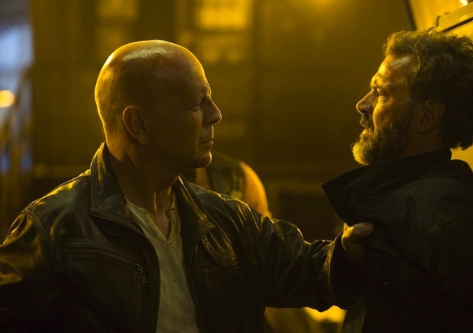 Still of Bruce Willis and Sebastian Koch in Kietas riesutelis. Puiki diena mirti (2013)