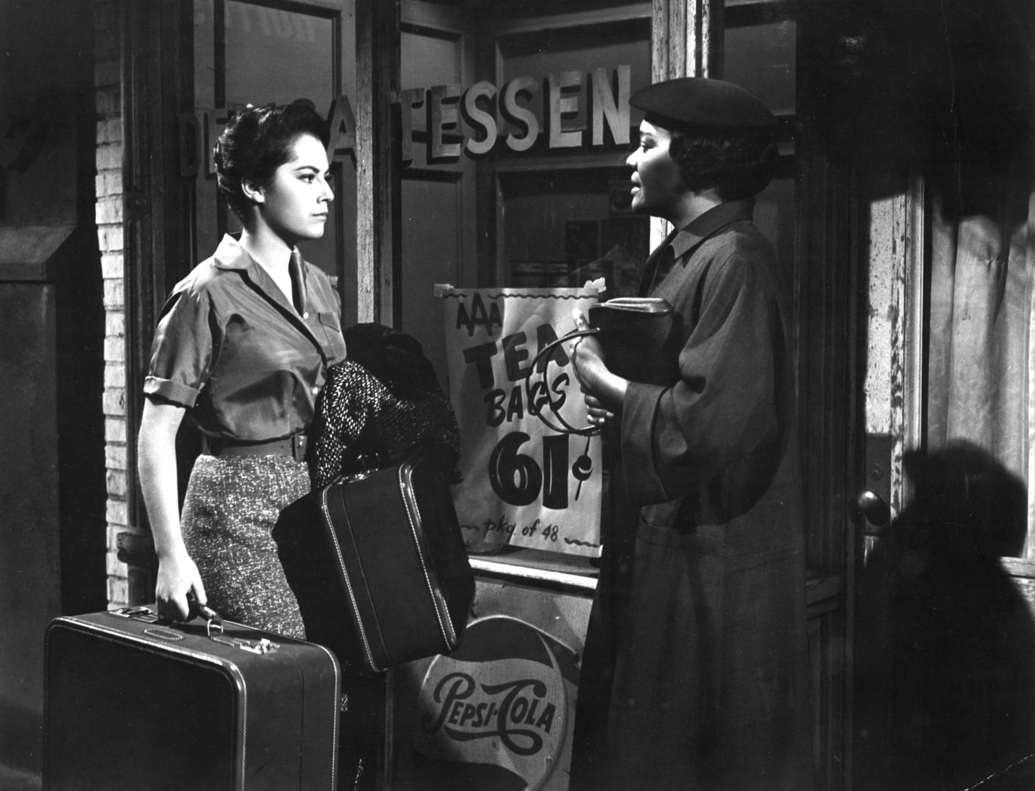 Still of Susan Kohner and Juanita Moore in Imitation of Life (1959)