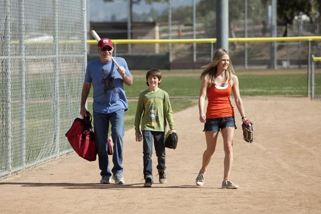 Still of Benjamin Koldyke, Maggie Lawson and Griffin Gluck in Back in the Game (2013)