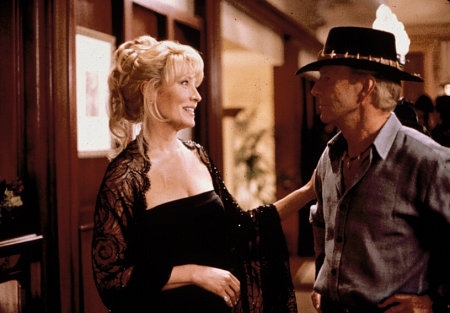Still of Paul Hogan and Linda Kozlowski in Crocodile Dundee in Los Angeles (2001)