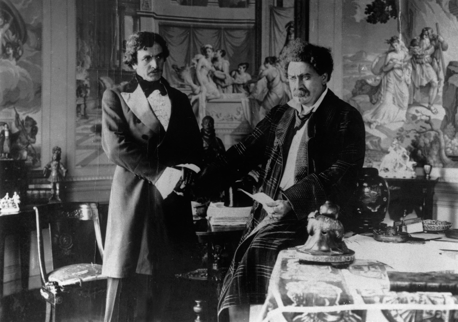 Still of Romuald Joubé and Henry Krauss in Les frères corses (1917)