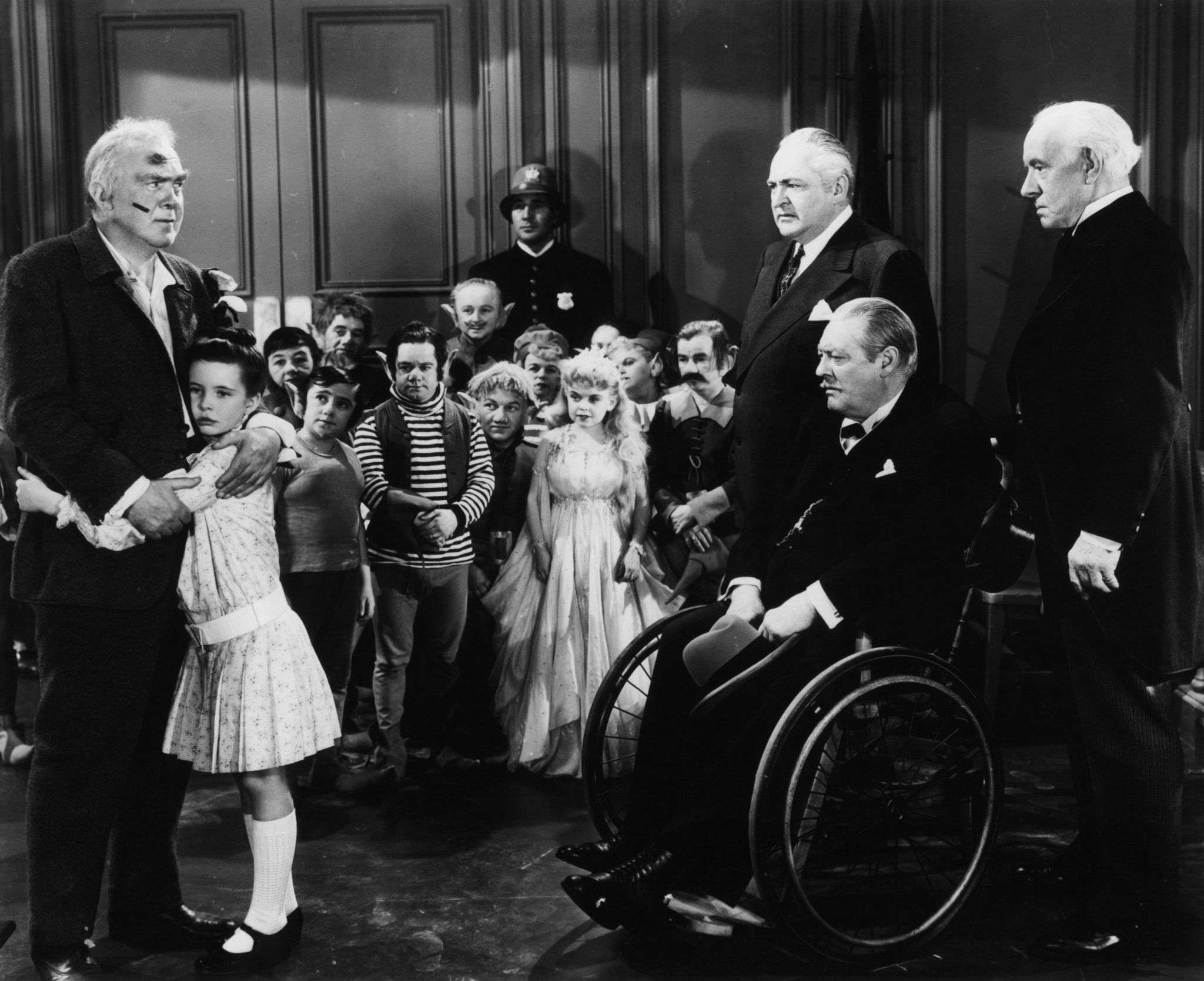 Lionel Barrymore, Billy Barty, Edward Arnold, Billy Curtis, Bobby Driscoll, Nita Krebs, Thomas Mitchell, Margaret O'Brien and Lewis Stone in Three Wise Fools (1946)