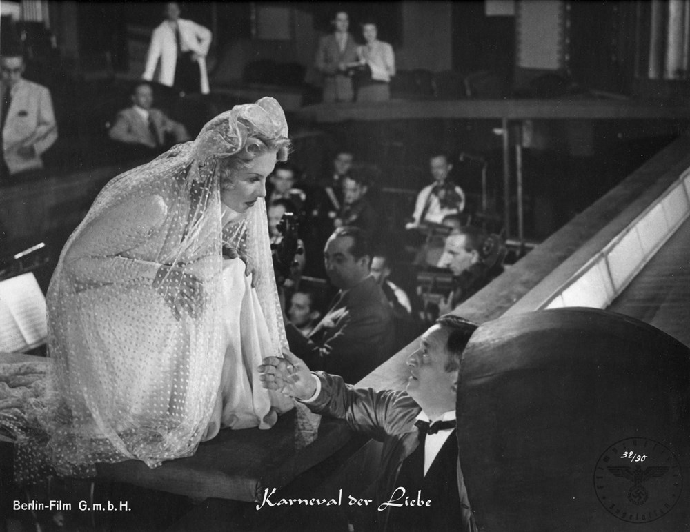 Still of Hans Moser and Dorit Kreysler in Karneval der Liebe (1943)