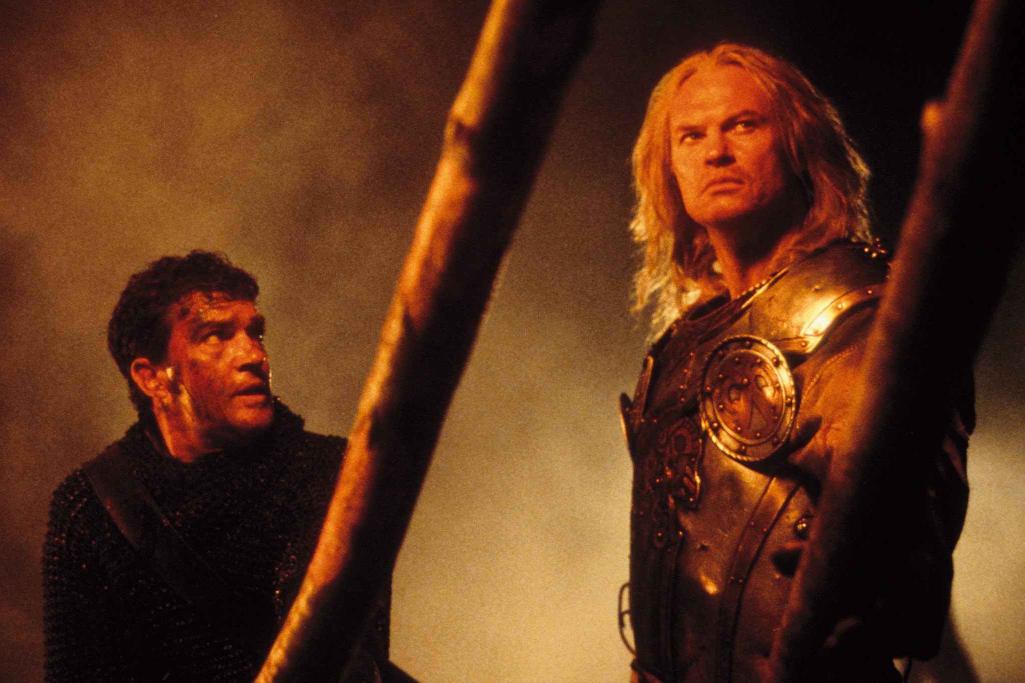 Still of Antonio Banderas and Vladimir Kulich in The 13th Warrior (1999)