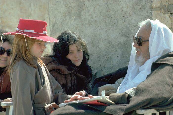 Tiffany Kurtz, Melissa Kurtz, Sir Alec Guinness on set of Star Wars 1975