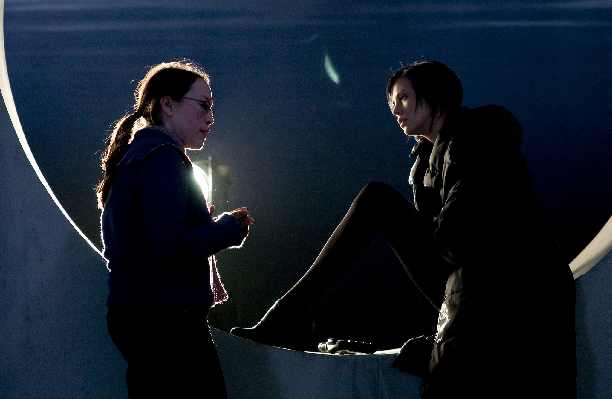 Still of Charlize Theron and Karyn Kusama in Æon Flux (2005)