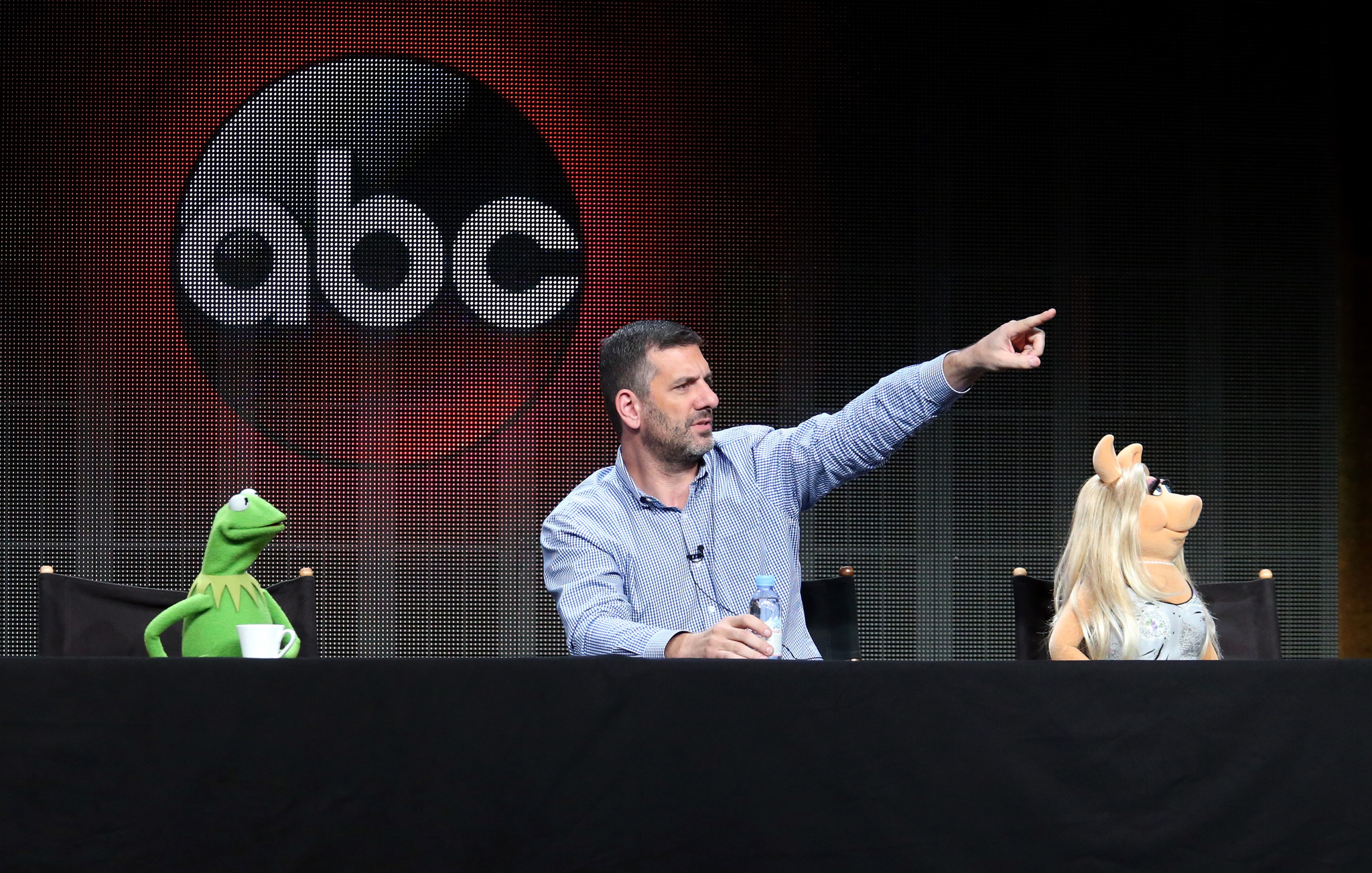 Bob Kushell, Kermit the Frog and Miss Piggy at event of Quantico (2015)