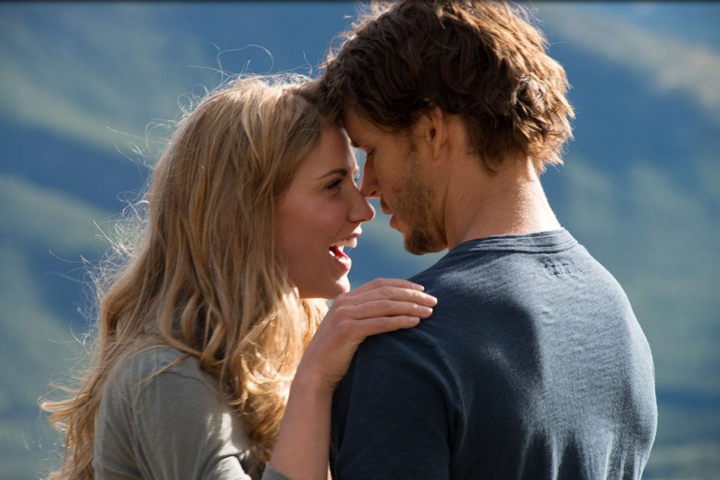 Still of Ryan Kwanten and Sara Canning in The Right Kind of Wrong (2013)