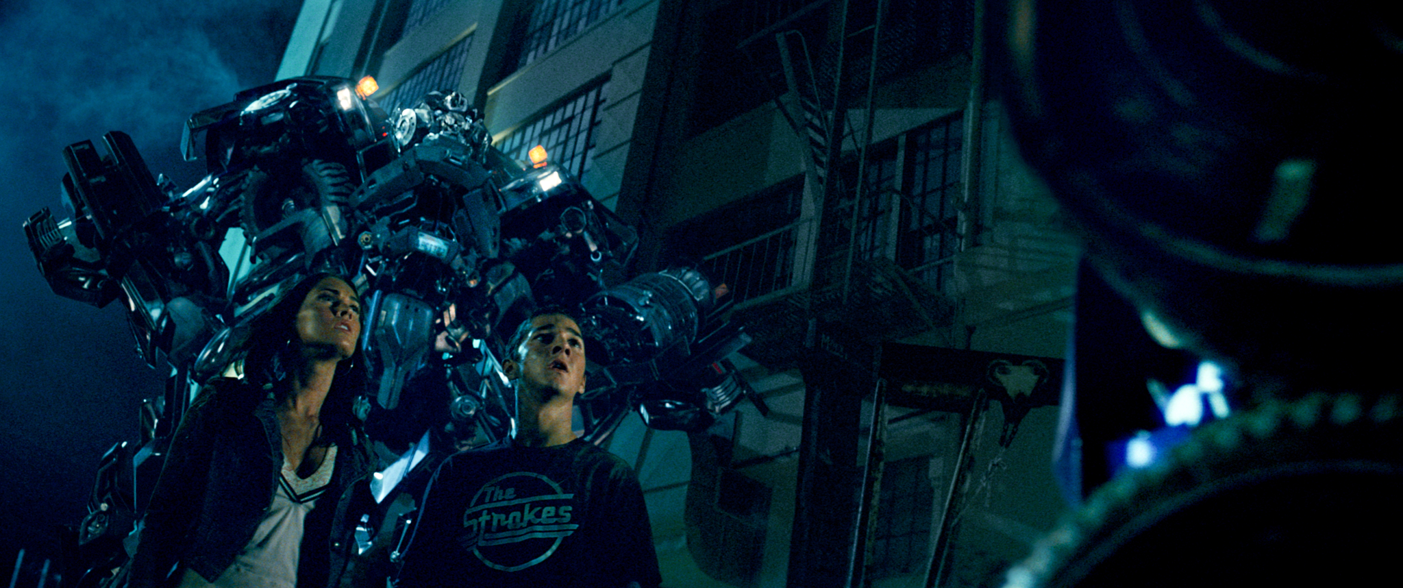 Still of Shia LaBeouf and Megan Fox in Transformers (2007)