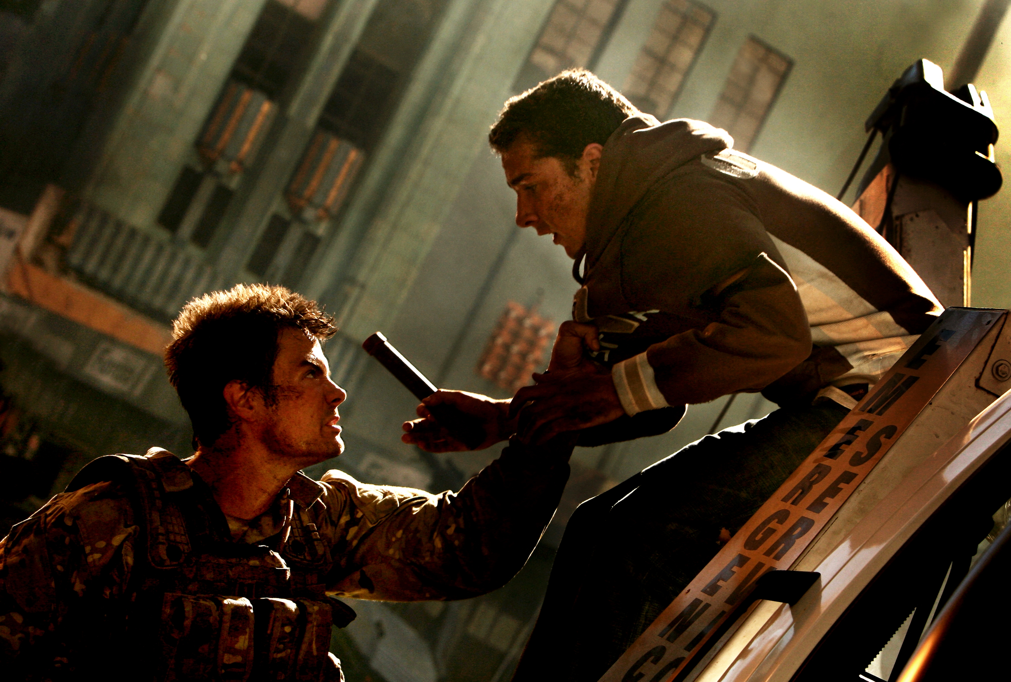 Still of Josh Duhamel and Shia LaBeouf in Transformers (2007)