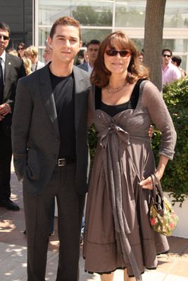 Karen Allen and Shia LaBeouf at event of Indiana Dzounsas ir kristolo kaukoles karalyste (2008)