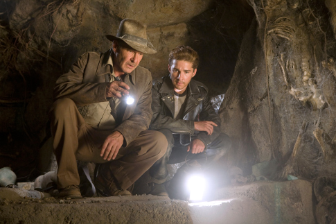 Still of Harrison Ford and Shia LaBeouf in Indiana Dzounsas ir kristolo kaukoles karalyste (2008)