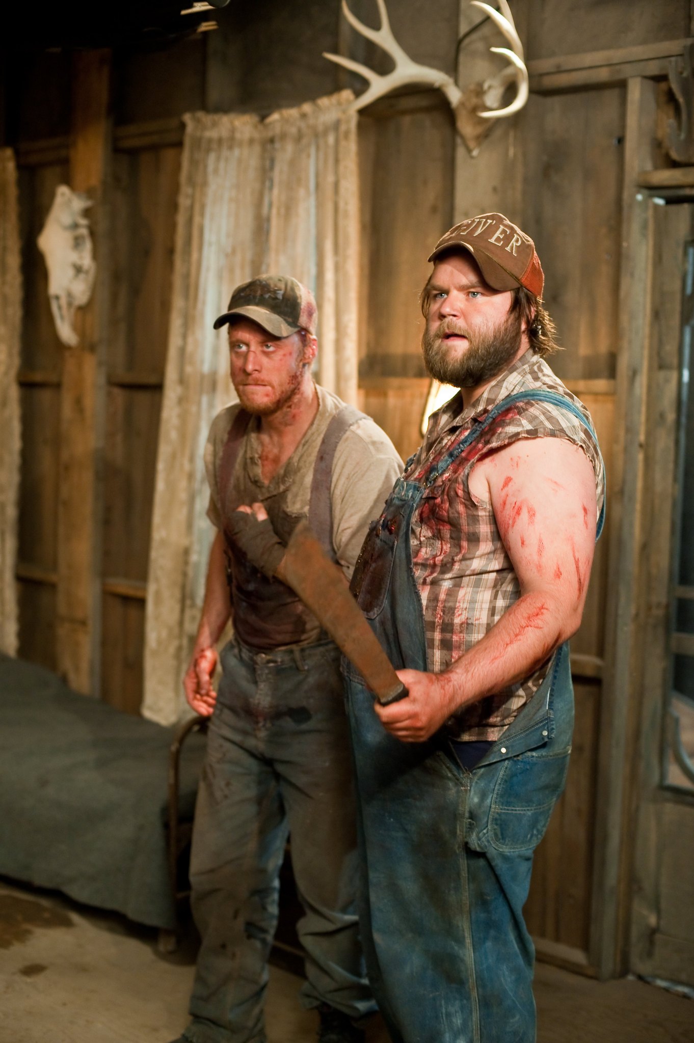 Still of Tyler Labine and Alan Tudyk in Pats baisiausias Deilo ir Takerio filmas (2010)