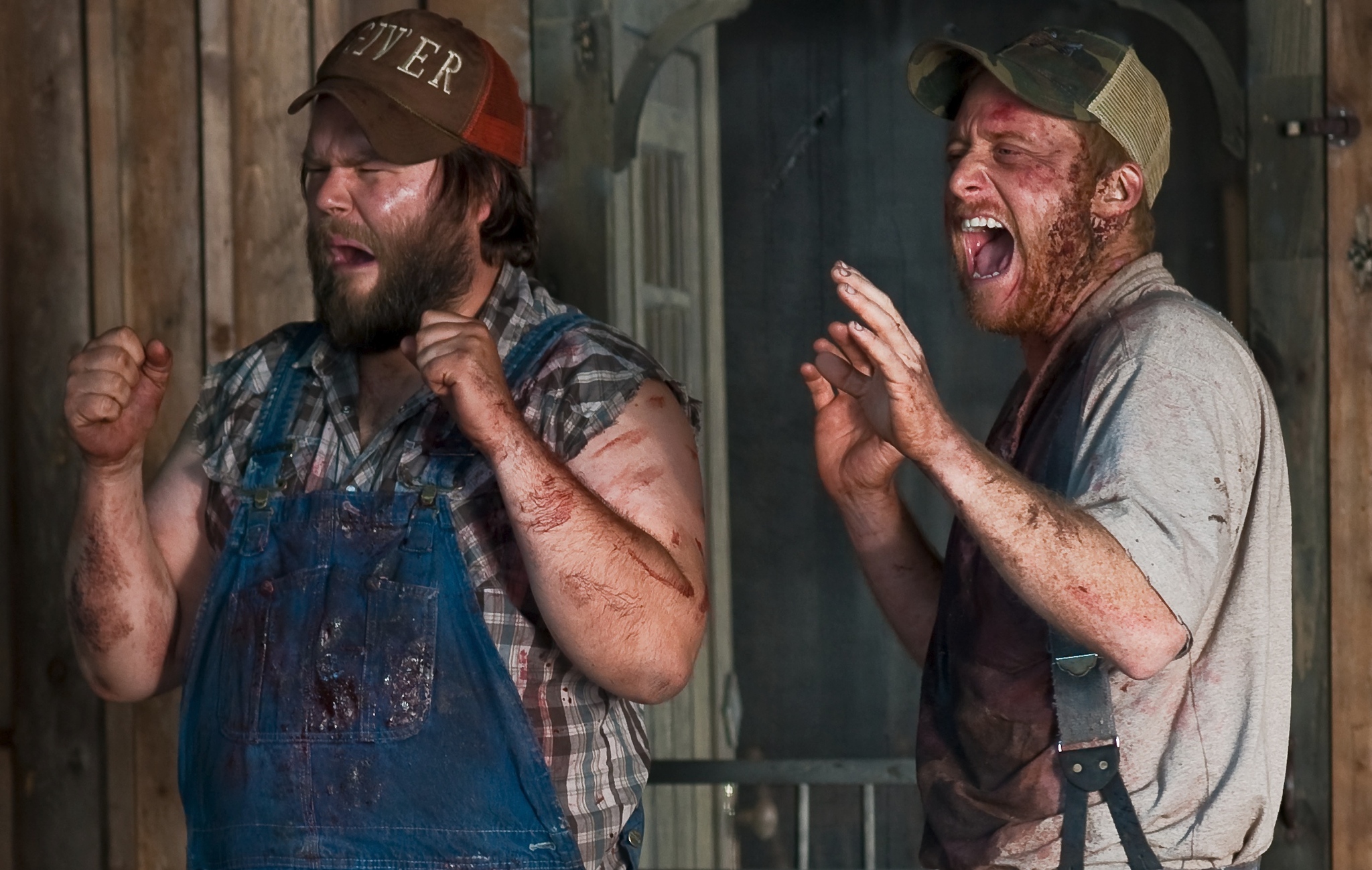 Still of Tyler Labine and Alan Tudyk in Pats baisiausias Deilo ir Takerio filmas (2010)