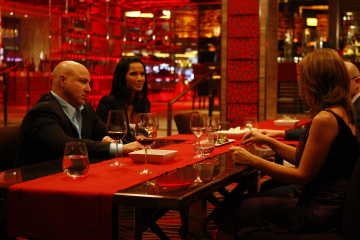 Still of Padma Lakshmi and Tom Colicchio in Top Chef (2006)