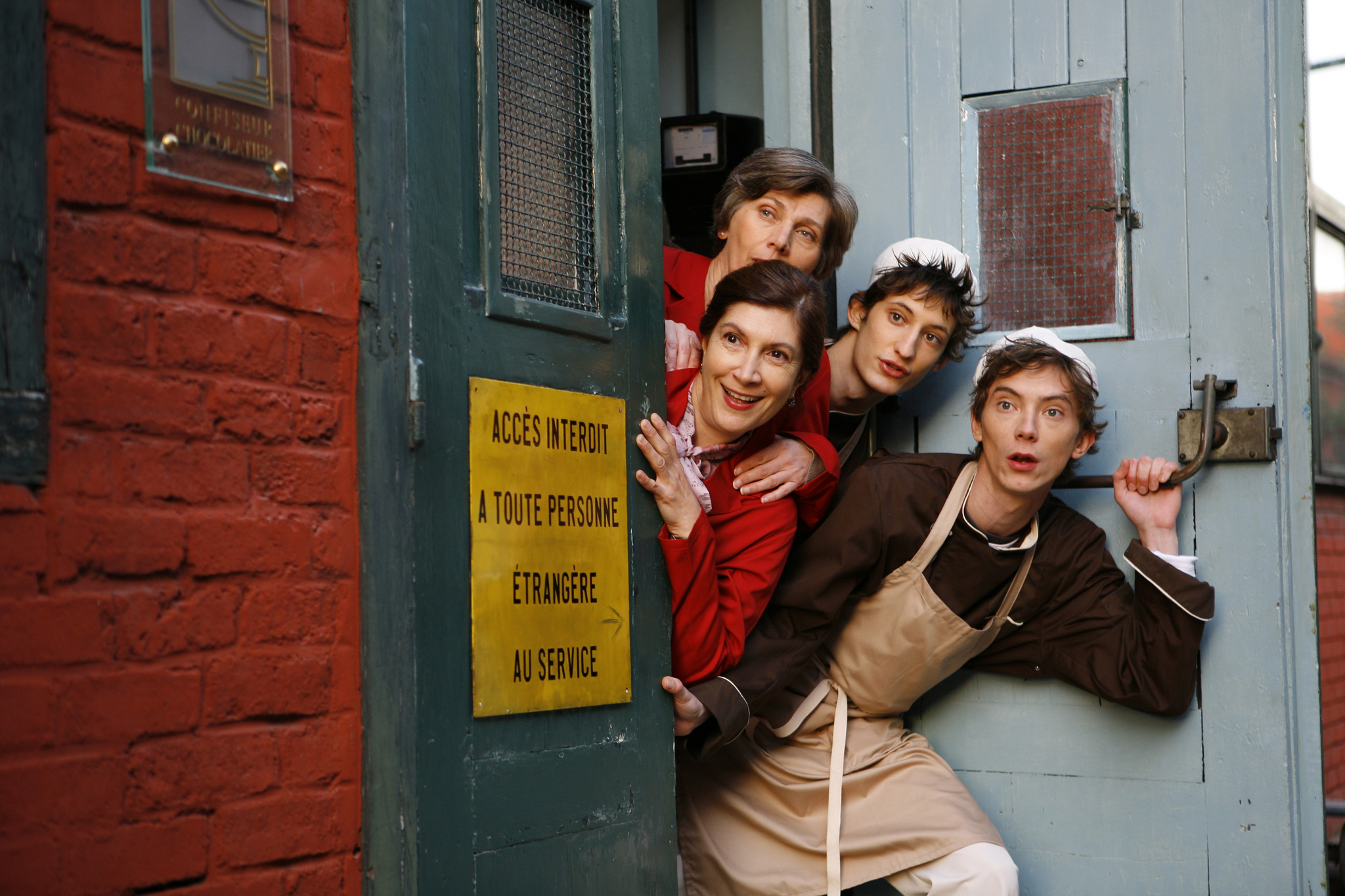 Still of Swann Arlaud, Lorella Cravotta, Lise Lamétrie and Pierre Niney in Les émotifs anonymes (2010)