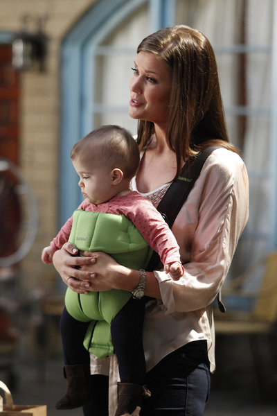 Sarah Lancaster and Abigail Moore in Cakas (2007)